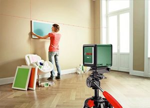 Bilderrahmen in Wohnraum perfekt in Position bringen durch Bosch DIY Kreuzlinien-Laser Quigo Plus